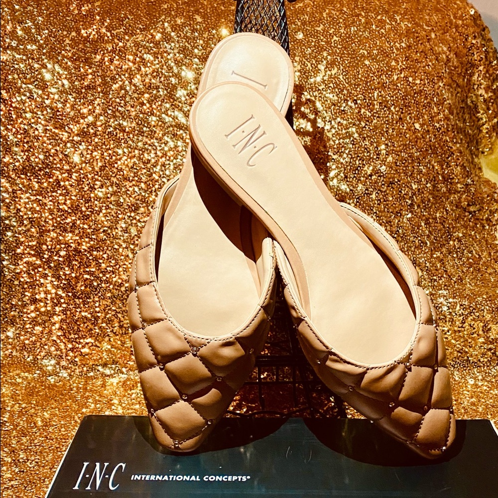 1/3 " heel pointed toe slip-on flats.